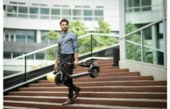 Segway Ninebot KickScooter F30E -OUTDOOR SPEELGOED Winkel ninebot kickscooter f30 lifestyle picture man carrying kickscooter 1