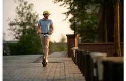 Segway Ninebot KickScooter F30E -OUTDOOR SPEELGOED Winkel ninebot kickscooter f30 lifestyle picture man riding front view 1