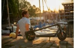 Segway Ninebot KickScooter F30E -OUTDOOR SPEELGOED Winkel ninebot kickscooter f30 lifestyle picture man sitting kickscooter folded 1